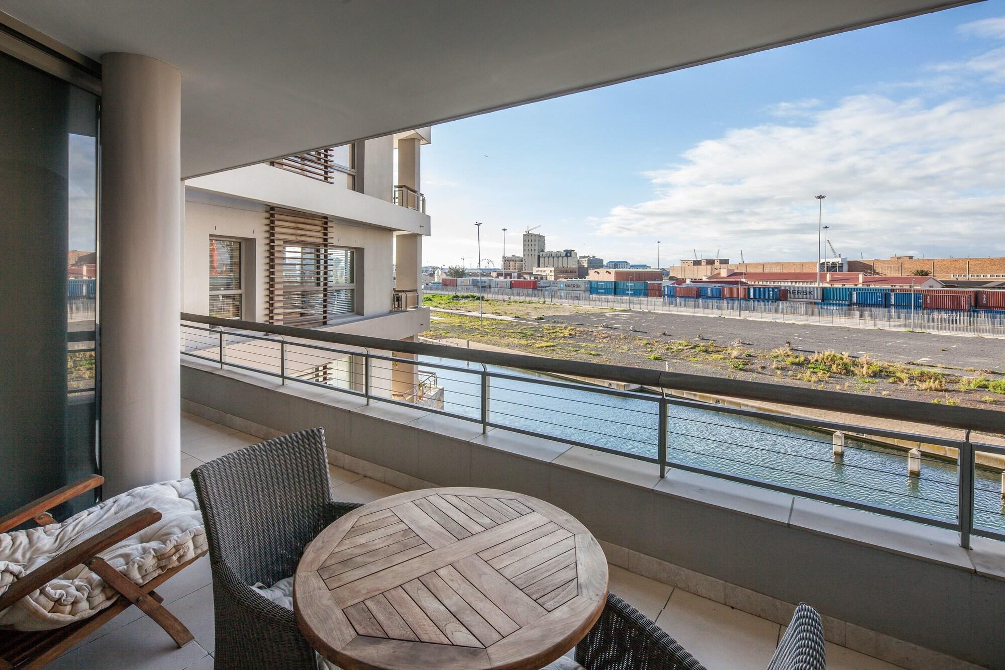 Canal Quays Apartment *